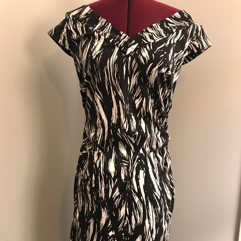 High contrast sheath dress